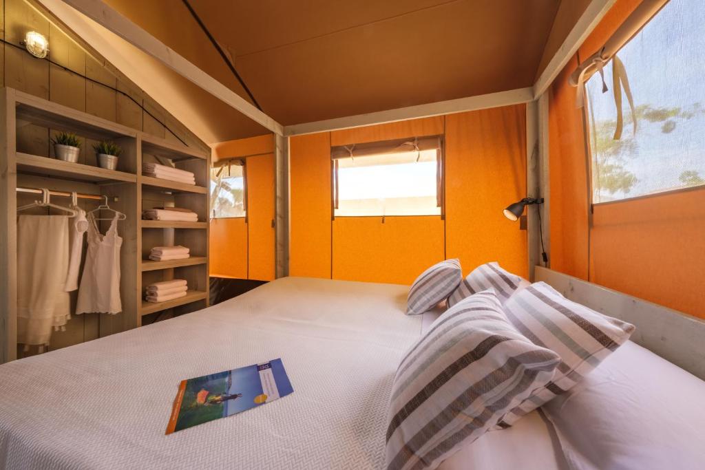 Posteľ alebo postele v izbe v ubytovaní Camping Estival Vendrell Platja