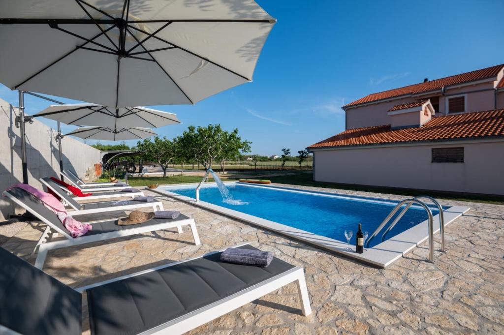 Bazén v ubytovaní Holiday apartment in Privlaka with sea view, balcony, air conditioning, WiFi 3598-4 alebo v jeho blízkosti