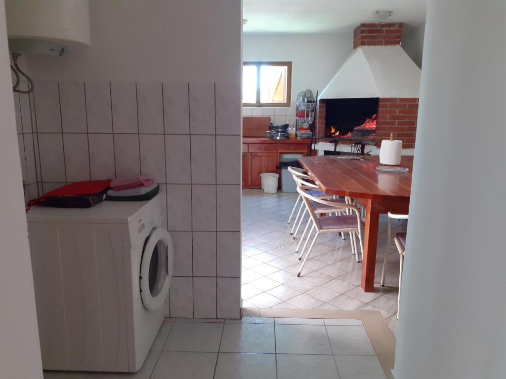 Kuchyňa alebo kuchynka v ubytovaní Holiday apartment in Privlaka with sea view, balcony, air conditioning, WiFi 3598-4