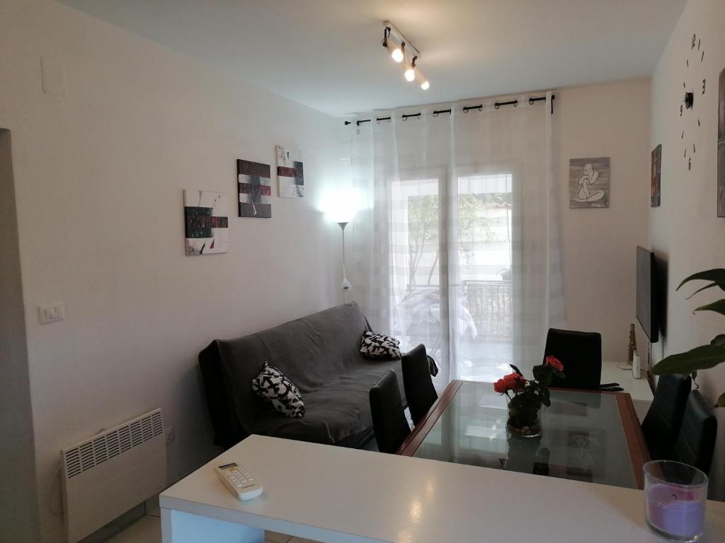 Posedenie v ubytovaní Apartment in Razanj with terrace, air conditioning, WiFi, washing machine 3567-1