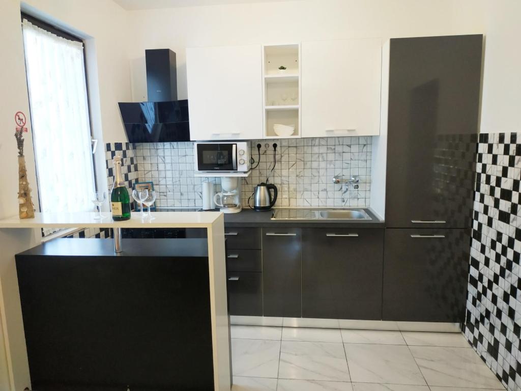 Kuchyňa alebo kuchynka v ubytovaní Apartment in Razanj with terrace, air conditioning, WiFi, washing machine 3567-1