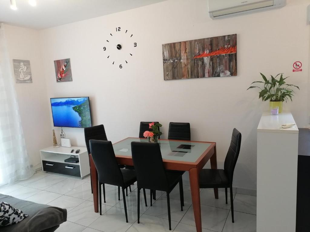 Televízia a/alebo spoločenská miestnosť v ubytovaní Apartment in Razanj with terrace, air conditioning, WiFi, washing machine 3567-1