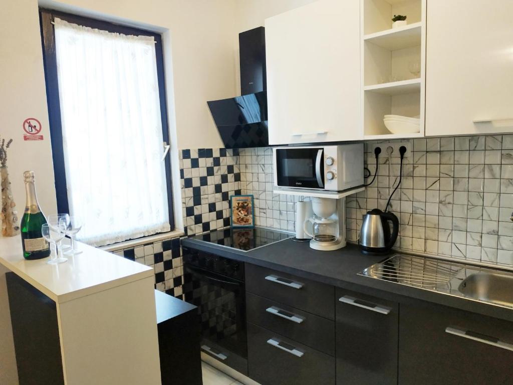 Kuchyňa alebo kuchynka v ubytovaní Apartment in Razanj with terrace, air conditioning, WiFi, washing machine 3567-1