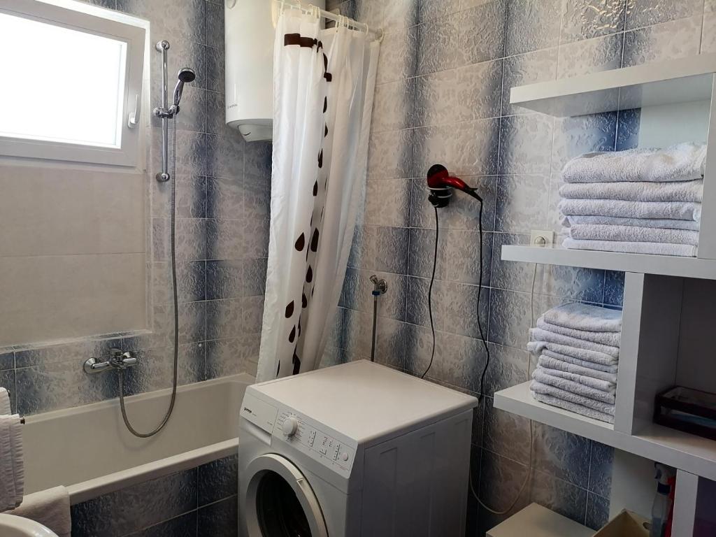 Kúpeľňa v ubytovaní Apartment in Razanj with terrace, air conditioning, WiFi, washing machine 3567-1