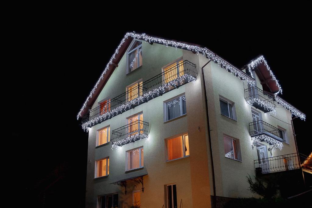 un edificio alto con luces de Navidad en él en Toga, en Yablunytsya