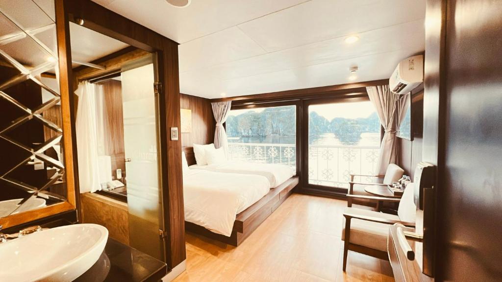 Unicharm Cruise Halong (Hạ Long) 