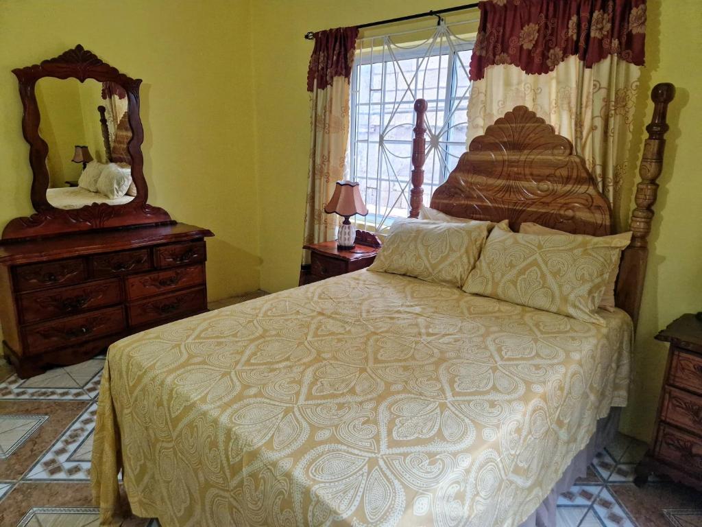 Bev's Rosevilla - Suite With Balcony