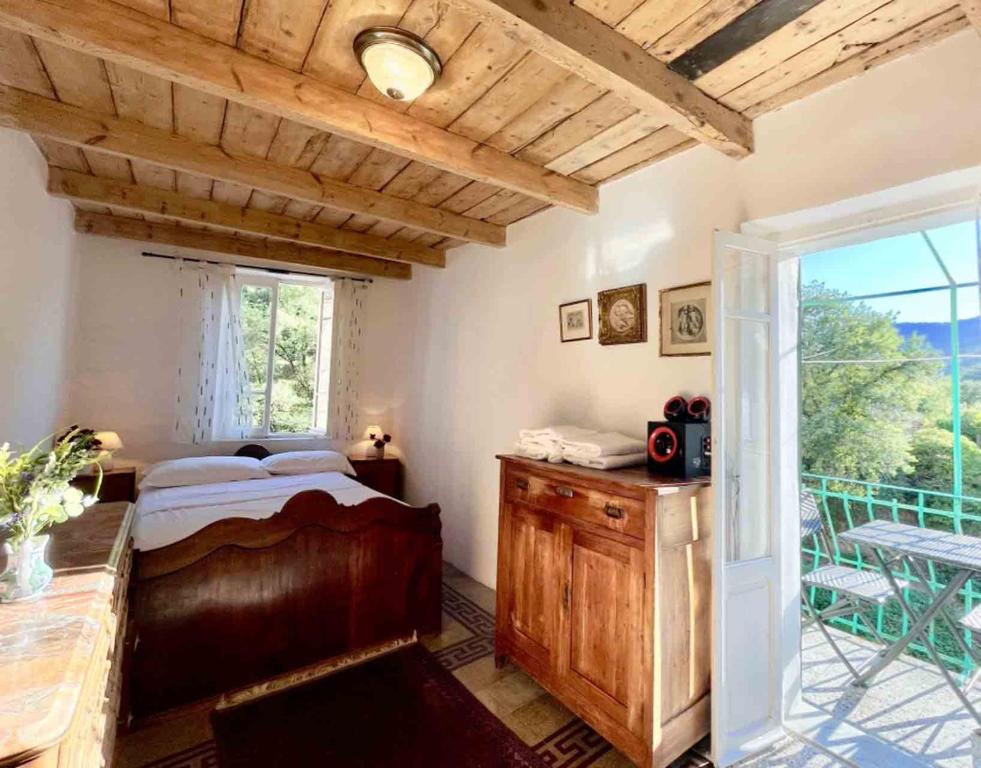 een slaapkamer met een bed en een balkon bij Casa Via Orsini Isolabona Liguria Italy Sleeps 5 in Isolabona