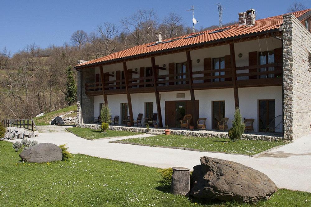 un gran edificio con una gran roca delante de él en Hotel Rural Reciegos Complejo Agroturistico, en Caso