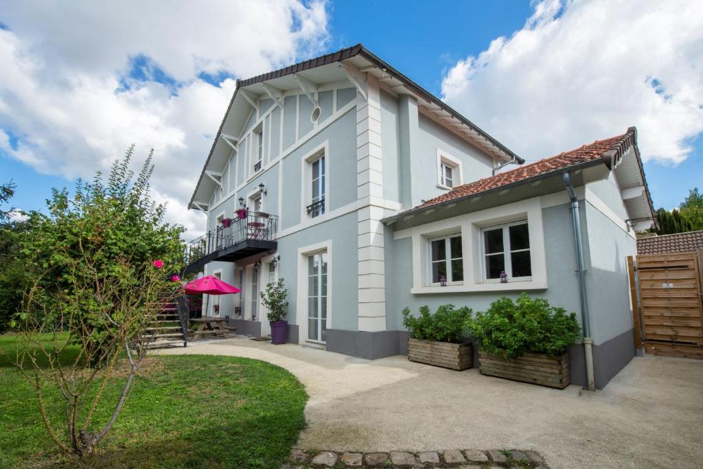 a white house with a red roof at L'ANNEXE Small House with Garden Between - Proche ParisDisney in Noisy-le-Grand