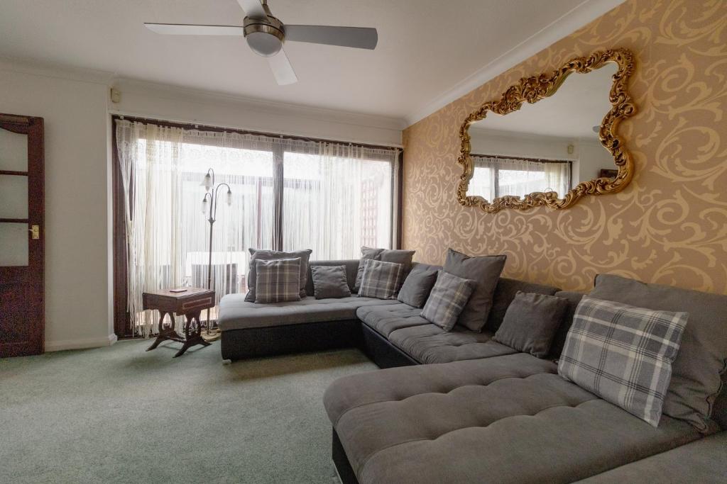 Gallery image of Palm Bay's Luxury Bungalow - Self Check In & Parking in Margate