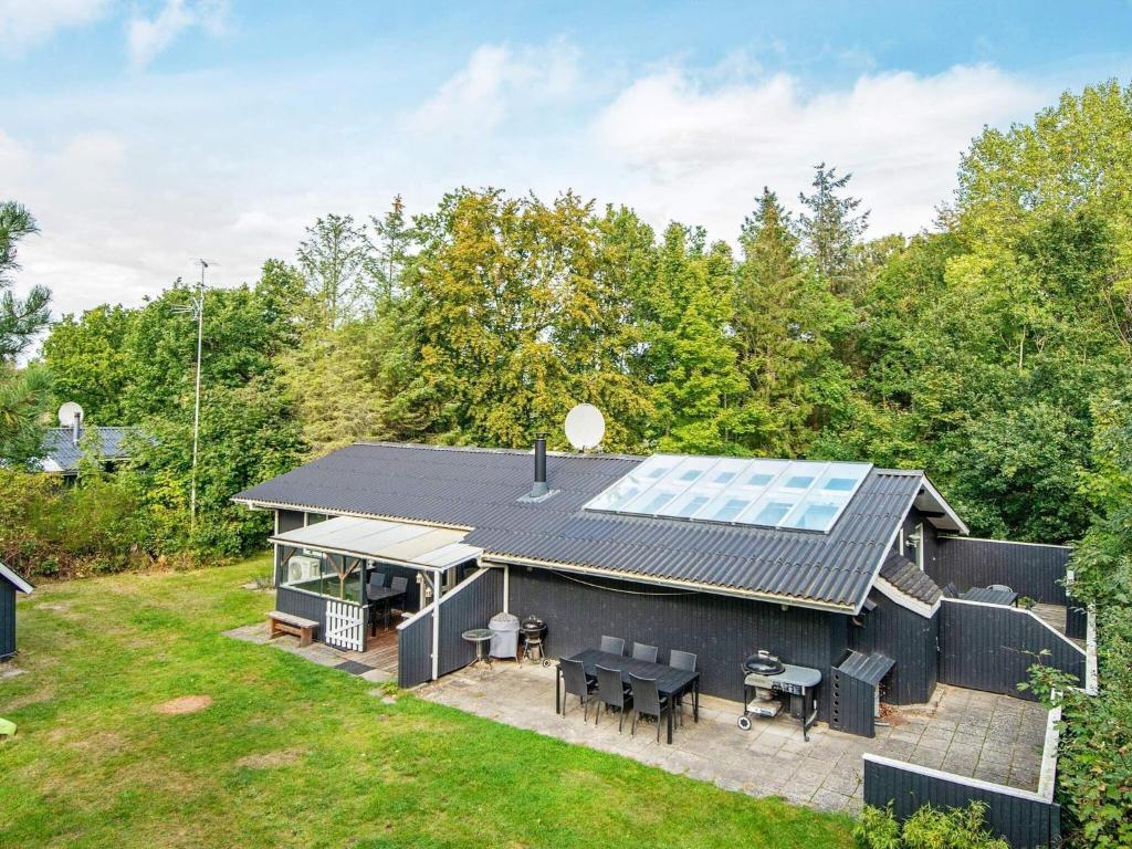 una vista aérea de una casa con techo solar en 8 person holiday home in rsted en Kare