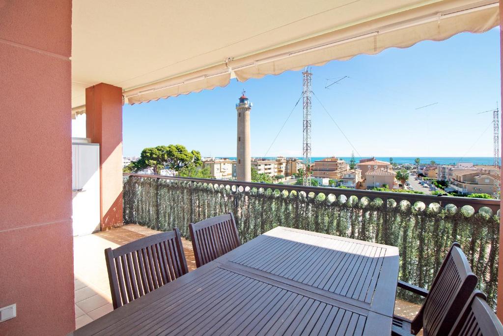 d'une table et de chaises sur un balcon avec vue. dans l'établissement Global Properties, Apartamento con gran terraza y piscina, à Canet d'En Berenguer
