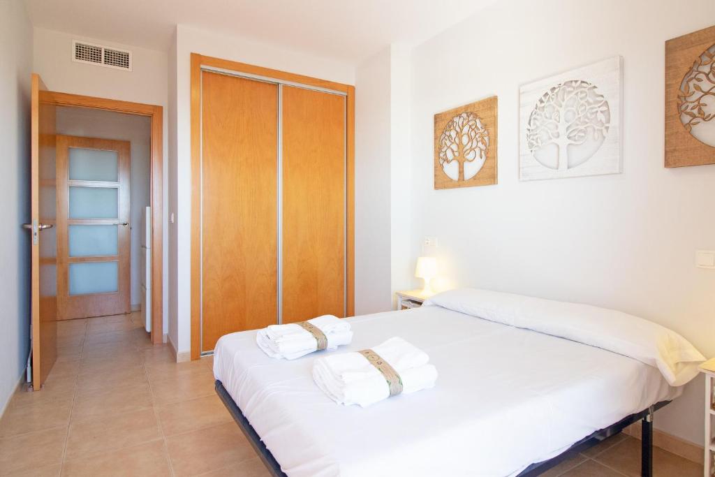 A bed or beds in a room at Global Properties, Apartamento con gran terraza y piscina