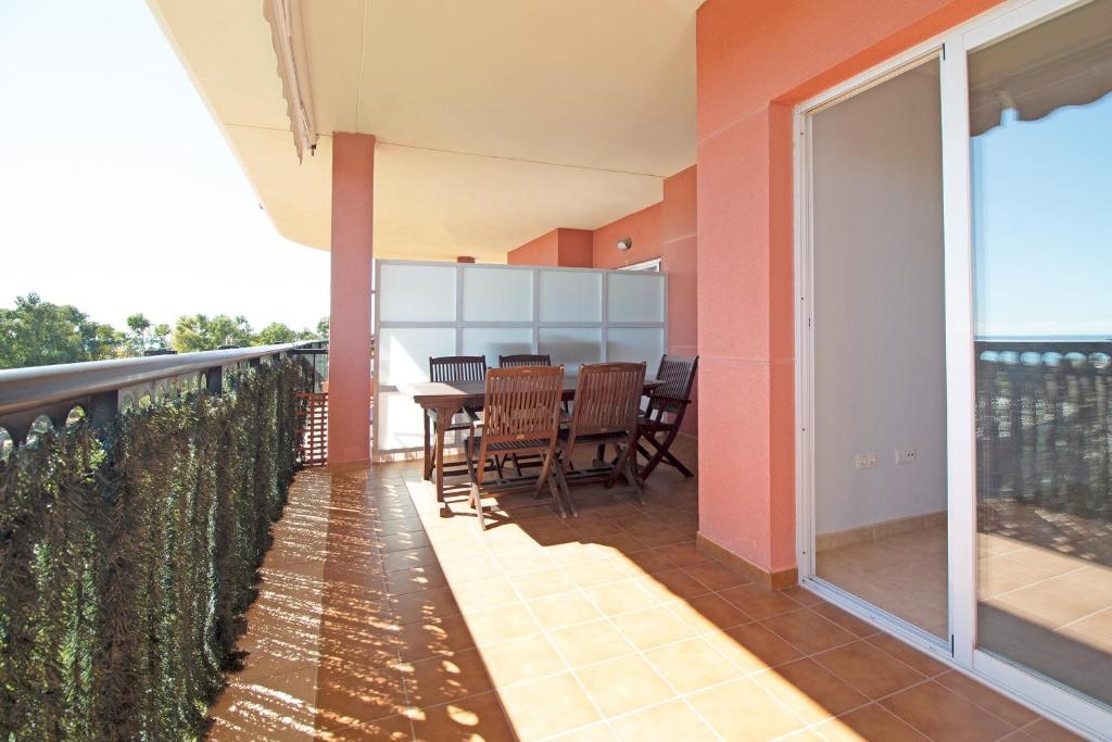 A balcony or terrace at Global Properties, Apartamento con gran terraza y piscina