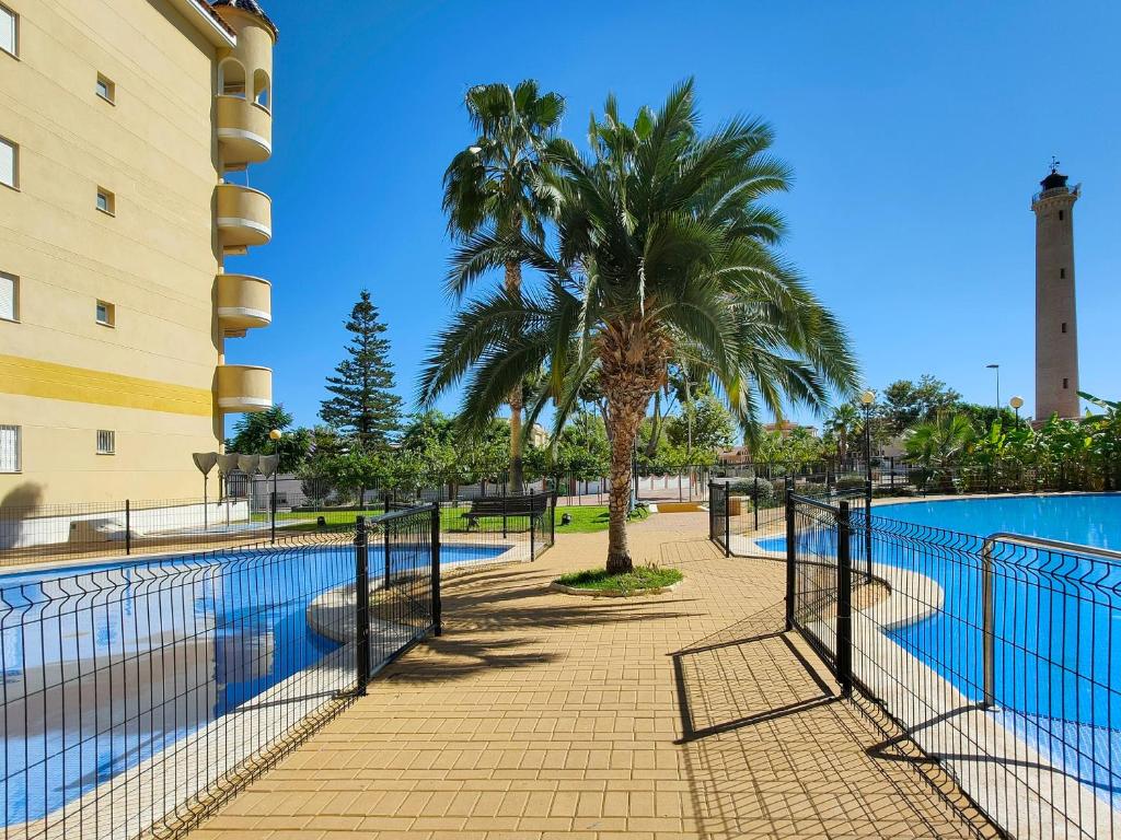 The swimming pool at or close to Global Properties, Apartamento con gran terraza y piscina