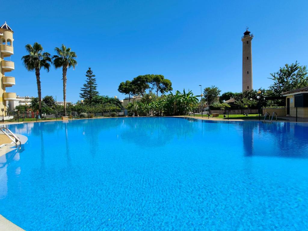 The swimming pool at or close to Global Properties, Apartamento con gran terraza y piscina