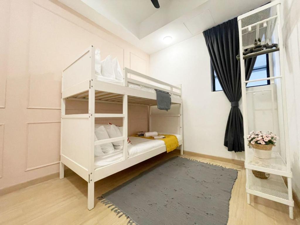 ペタリンジャヤにあるEncorp Strand Lovely 2BR Condo at Kota Damansaraの窓付きの客室の白い二段ベッド1台分です。