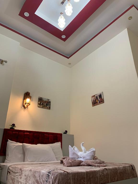 Postel nebo postele na pokoji v ubytování Crown Hotel