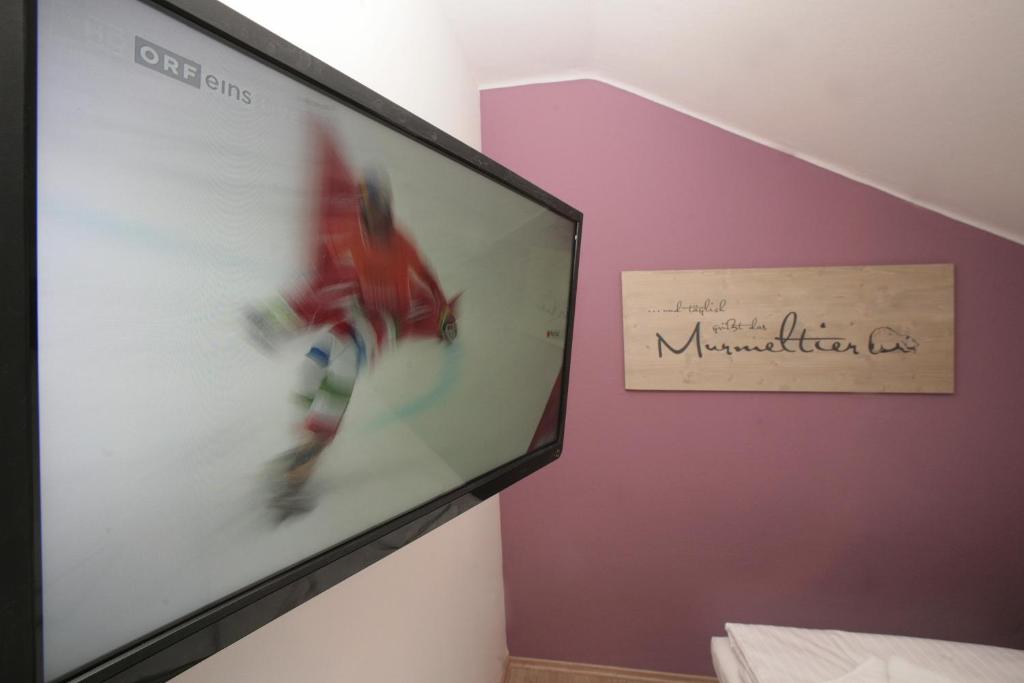 TV a/nebo společenská místnost v ubytování Lake and Cityhotel Edelweiss - self Check in