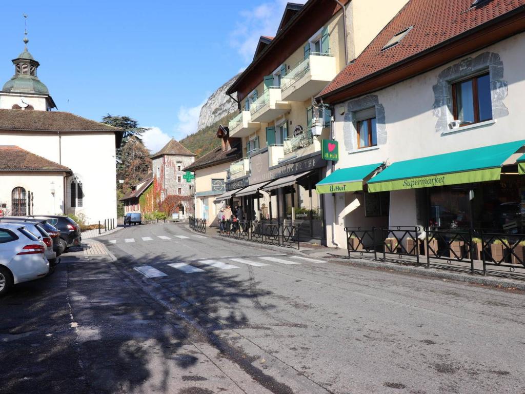 an empty street in a town with buildings and cars at Appartement Annecy, 3 pièces, 6 personnes - FR-1-432-4 in Annecy