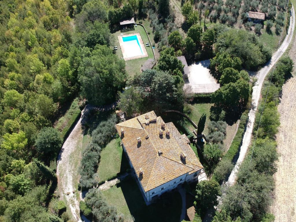 una vista aérea de una casa con piscina en La Casa sul Colle, en Spoleto