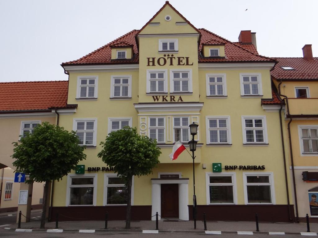 un hotel giallo con un cartello che legge "Hotel Waza" di Hotel Wkra a Działdowo