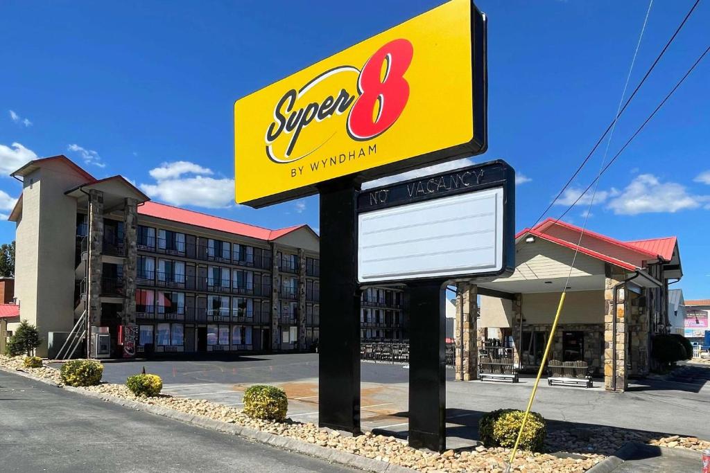 Super 8 by Wyndham Pigeon Forge Downtown photo