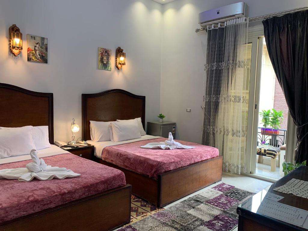 Postel nebo postele na pokoji v ubytování Crown Hotel