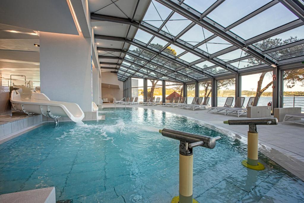 Bazén v ubytování Hotel Vile Park Premium nebo v jeho okolí