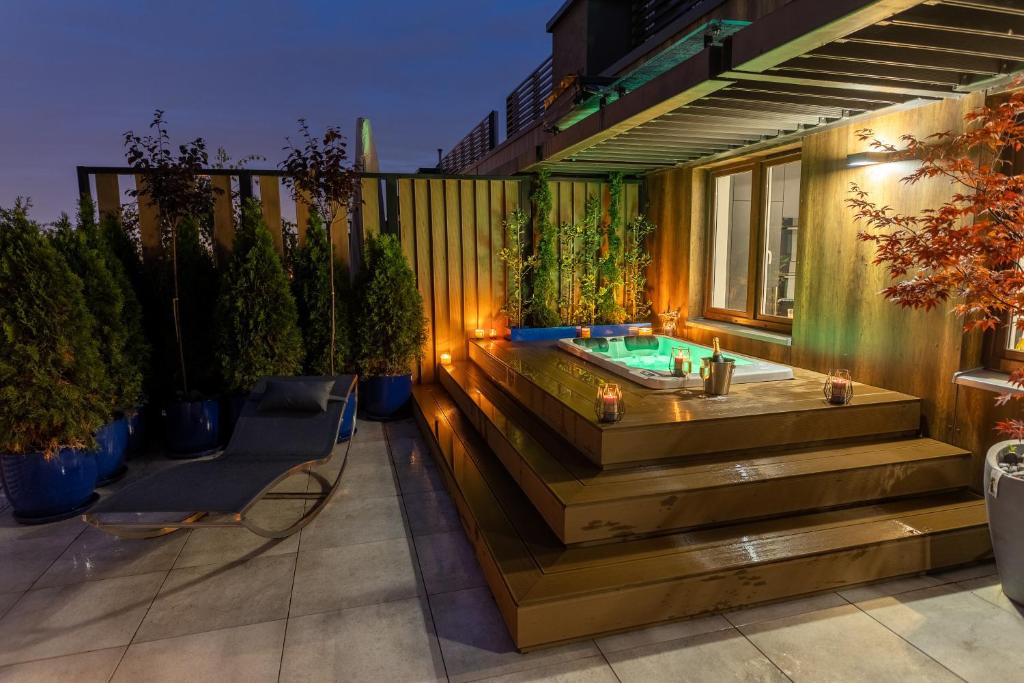 Patio alebo iná vonkajšia časť ubytovania Luxury penthouse with jacuzzi