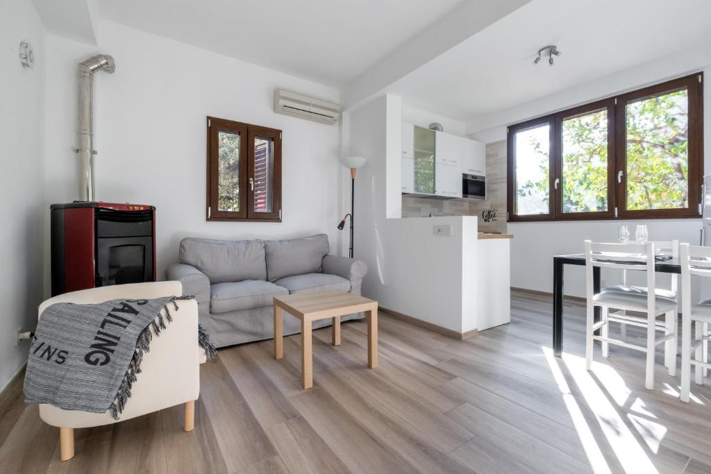 een woonkamer met een bank en een tafel bij Scuole CEMM San Vito Apartment with parking in Taranto