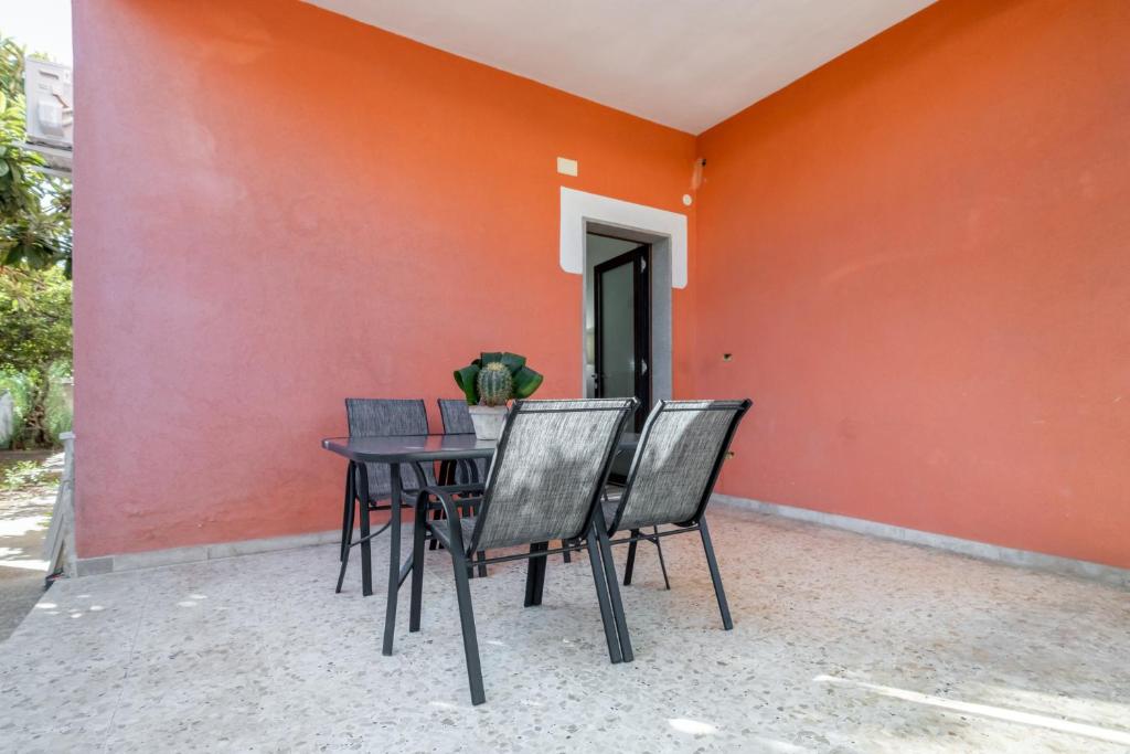 Patio alebo iná vonkajšia časť ubytovania Scuole CEMM San Vito Apartment with parking