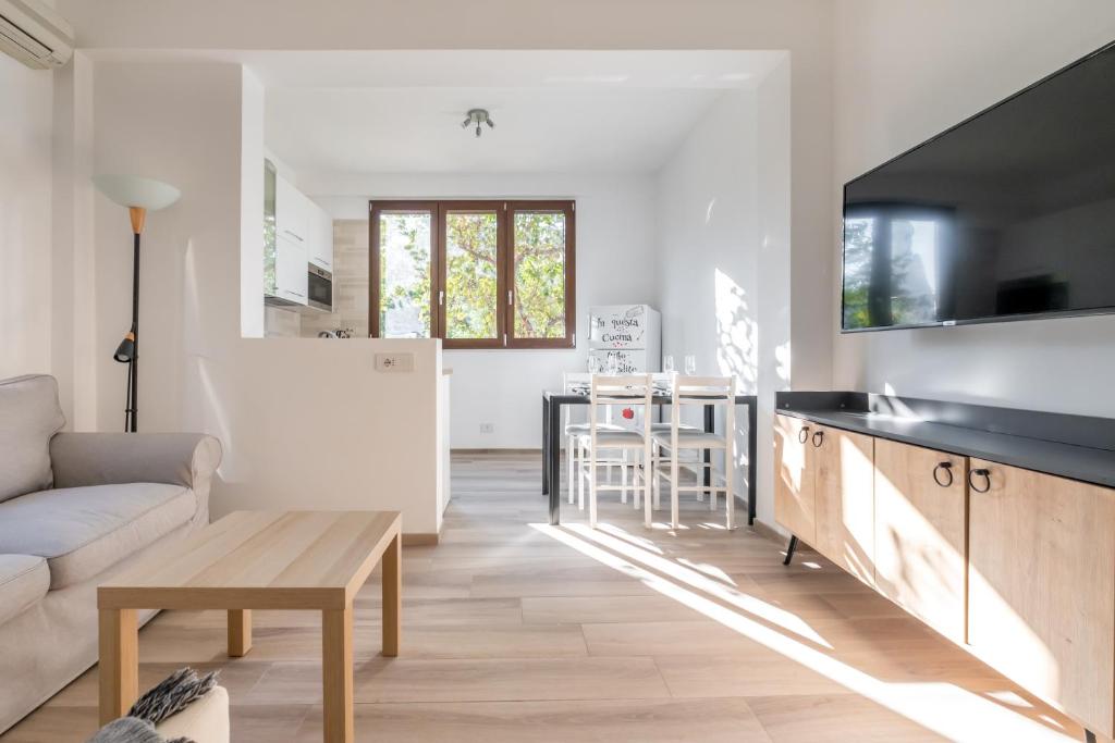Televízia a/alebo spoločenská miestnosť v ubytovaní Scuole CEMM San Vito Apartment with parking