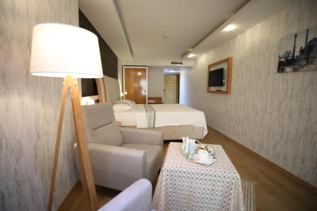 A television and/or entertainment centre at Bayazıt Hotel