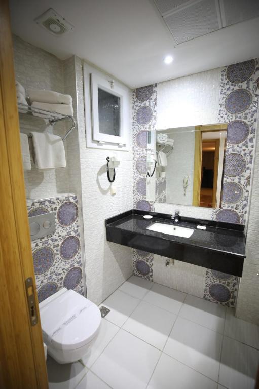 A bathroom at Bayazıt Hotel