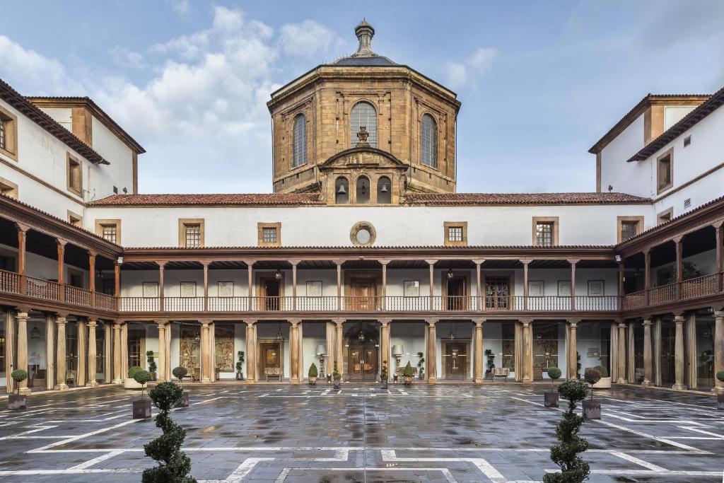 an exterior view of a large building with a tower at Eurostars Hotel de la Reconquista in Oviedo