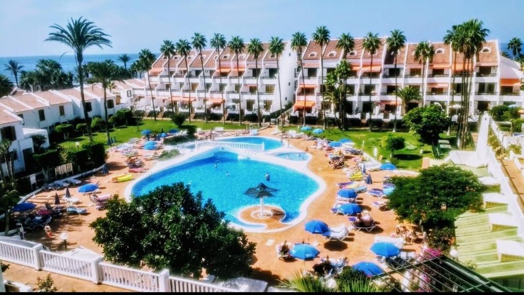 vista aerea di un resort con piscina di Ocean and pool view - Apartamento Parque Santiago 2 ad Arona