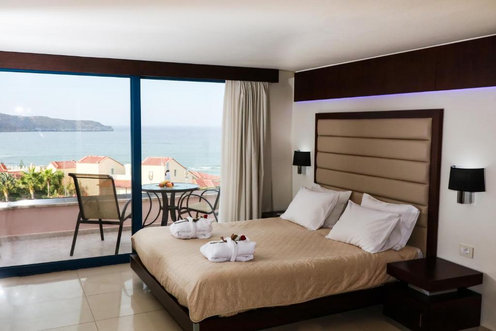 Postel nebo postele na pokoji v ubytování Galini Sea View