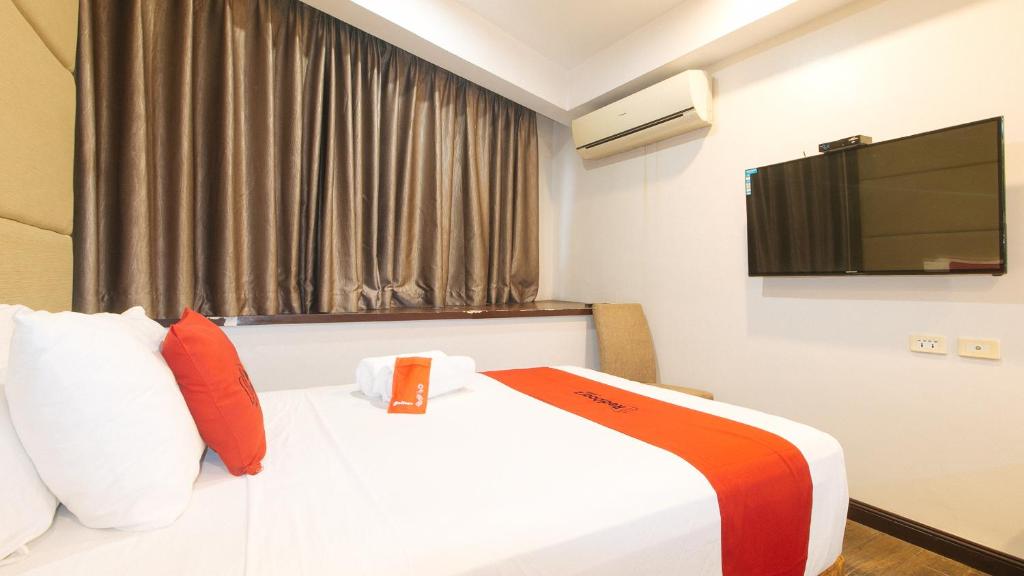TV a/nebo společenská místnost v ubytování RedDoorz Premium @ West Avenue Quezon City