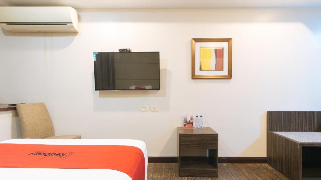 Postel nebo postele na pokoji v ubytování RedDoorz Premium @ West Avenue Quezon City