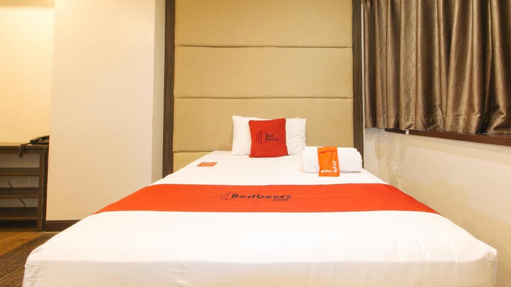 Postel nebo postele na pokoji v ubytování RedDoorz Premium @ West Avenue Quezon City