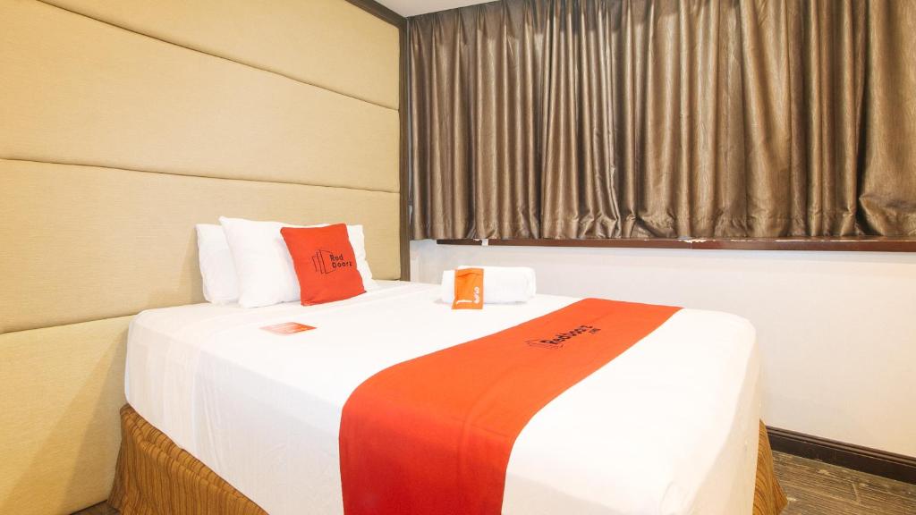 Postel nebo postele na pokoji v ubytování RedDoorz Premium @ West Avenue Quezon City