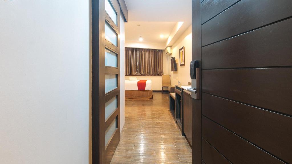Postel nebo postele na pokoji v ubytování RedDoorz Premium @ West Avenue Quezon City