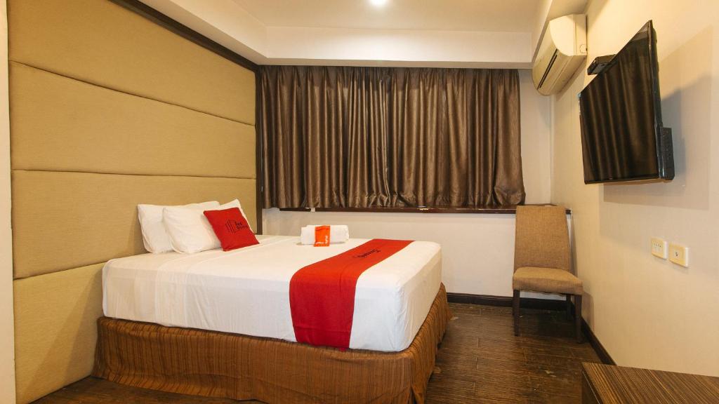 Postel nebo postele na pokoji v ubytování RedDoorz Premium @ West Avenue Quezon City