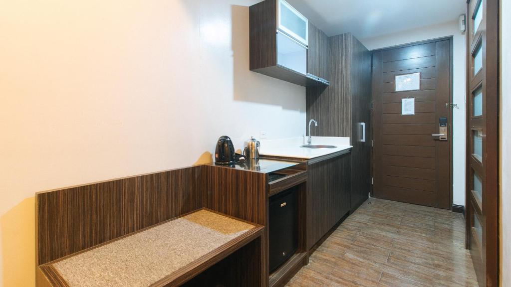 Kuchyň nebo kuchyňský kout v ubytování RedDoorz Premium @ West Avenue Quezon City