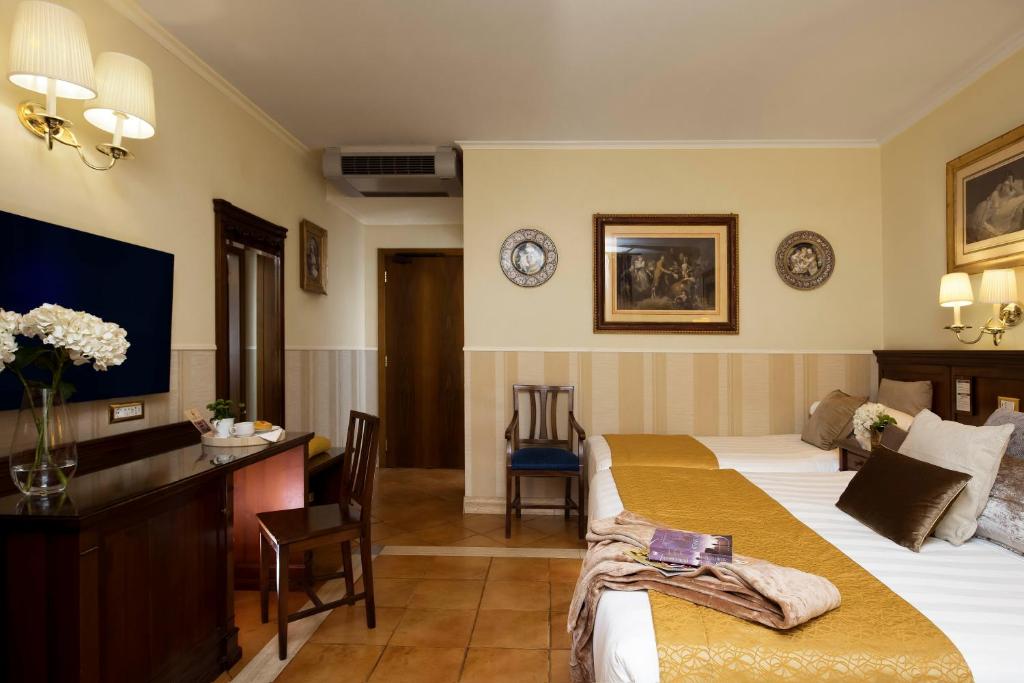 Postel nebo postele na pokoji v ubytování Hotel Des Artistes Roma