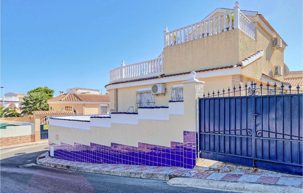 ein Haus mit einer lila Treppe vor einem Tor in der Unterkunft Stunning Home In Gran Alacant With Outdoor Swimming Pool in Santa Pola