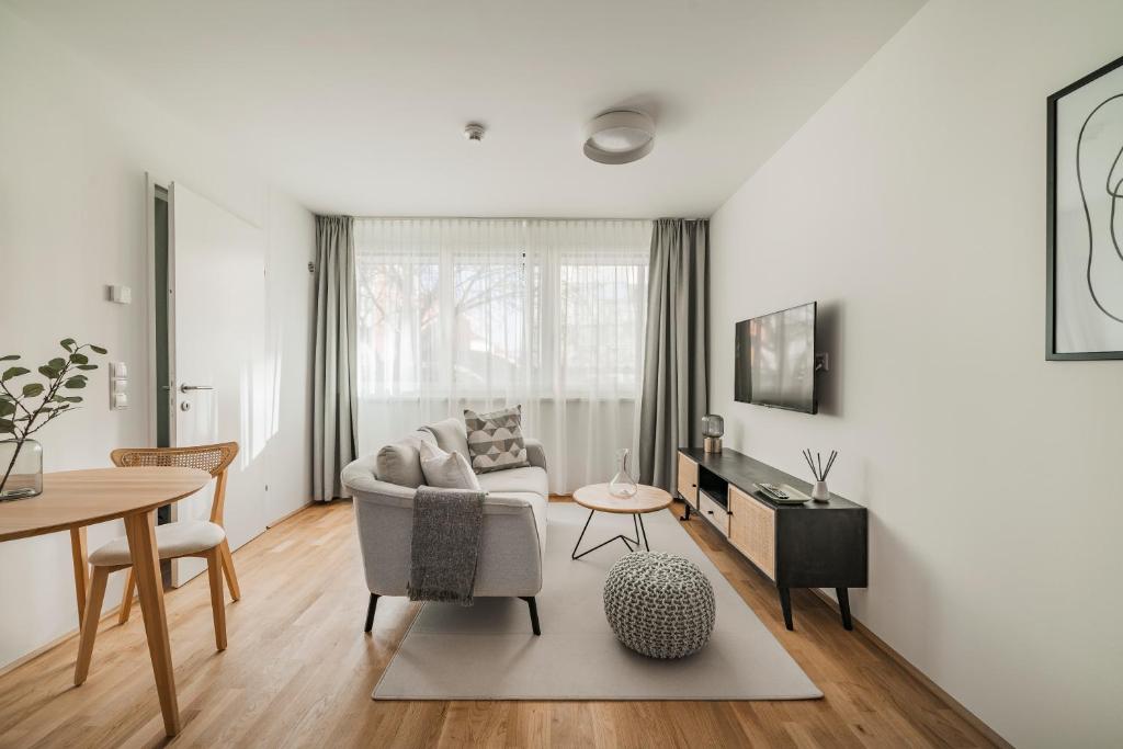 salon z kanapą i stołem w obiekcie Arbio I Liv's Place Lux Apartments w Wiedniu