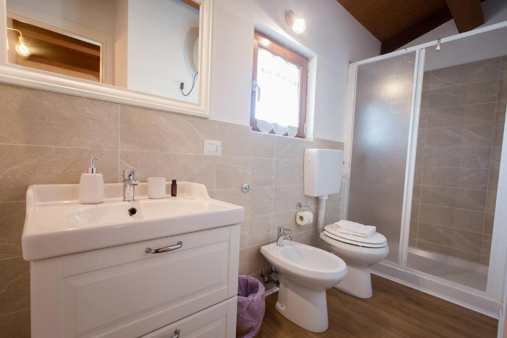 uma casa de banho com um lavatório, um WC e um chuveiro em Albergo Diffuso Borgo Retrosi di Amatrice em Amatrice